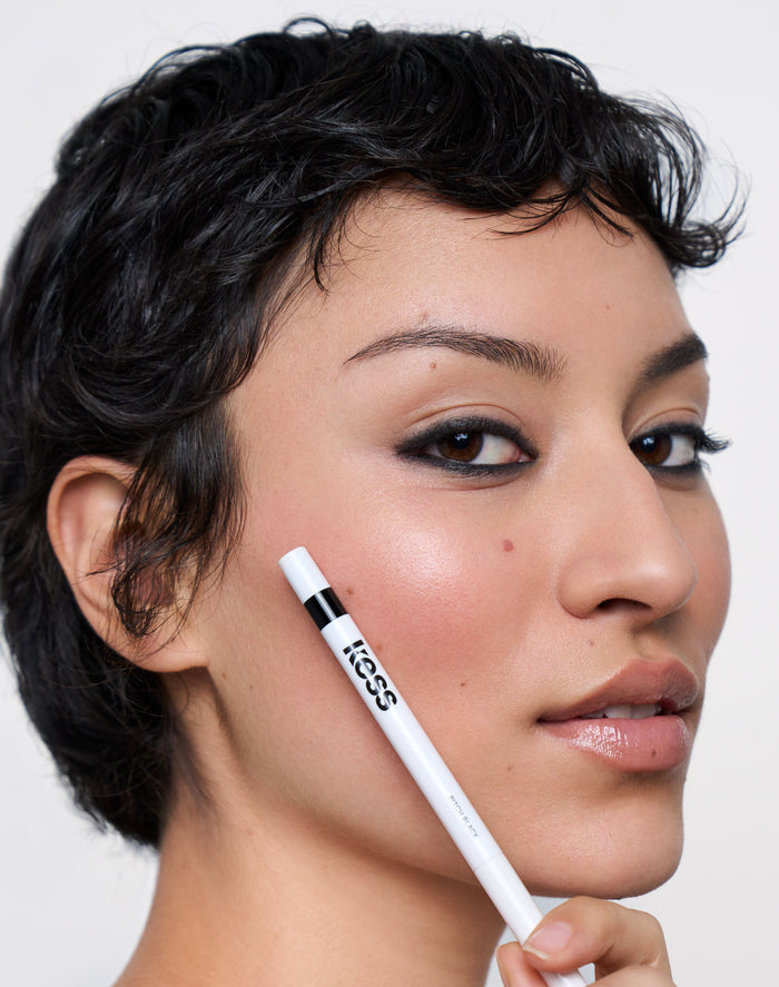 one-swipe-kajal; pitch-black: Greta trägt One Swipe Kajal Liner in Pitch Black