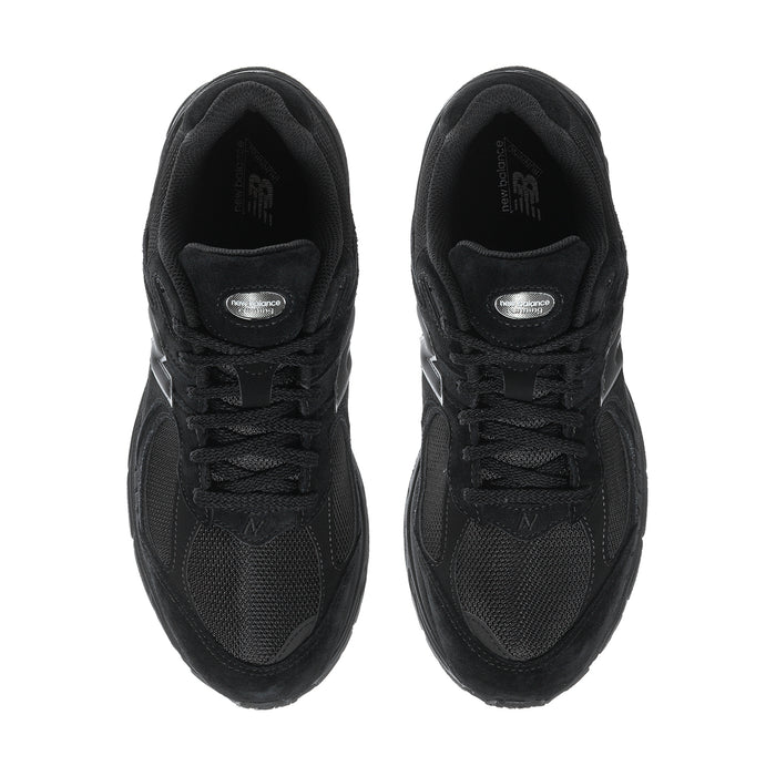 Men's black sneakers heel and tongue view, lace-up with cushioned collar