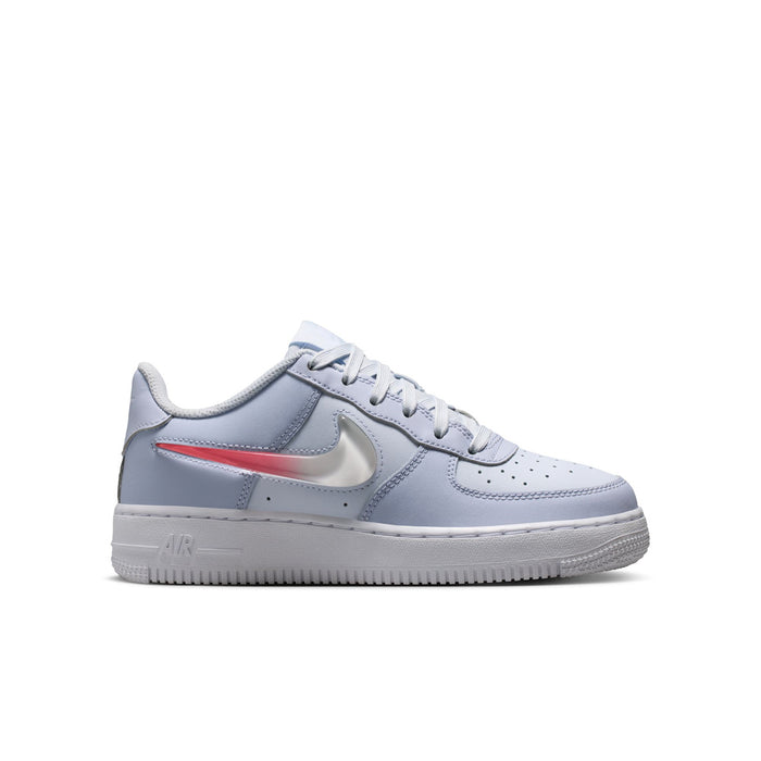 Youth low-top sneakers in light blue-gray with white sole and red Swoosh