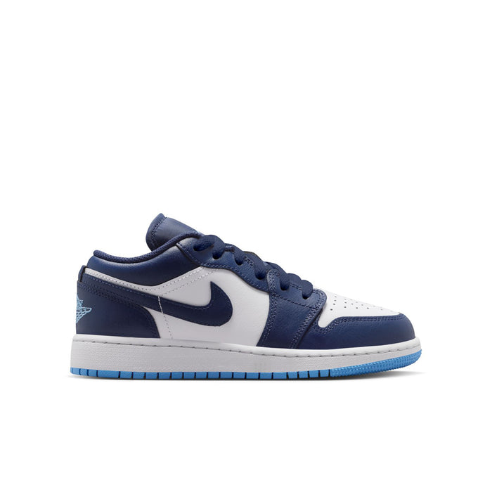Youth low-top sneakers in navy and white with swoosh and blue outsole edge