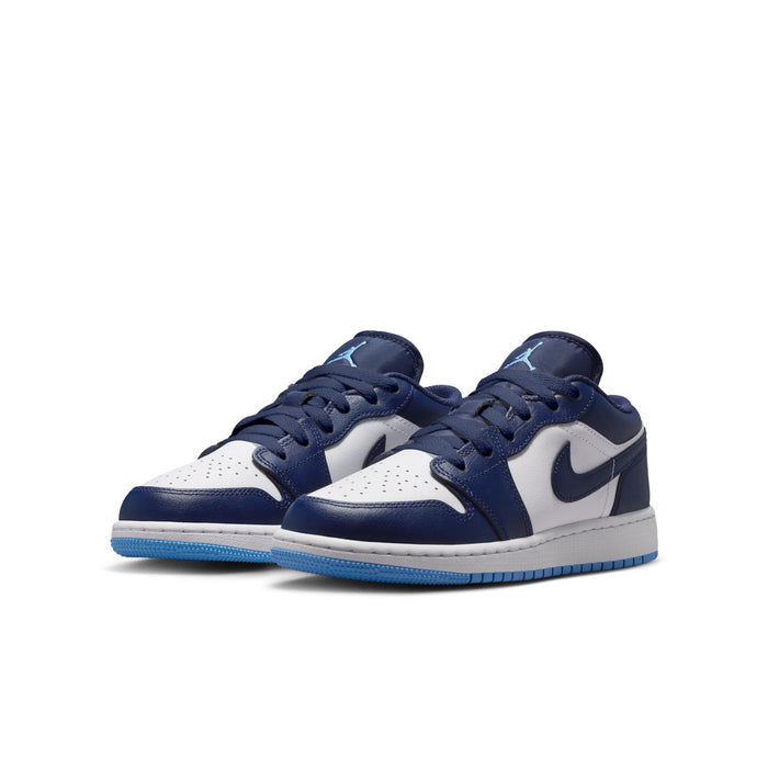 Youth low-top sneakers in navy and white, lace-up front view with swoosh