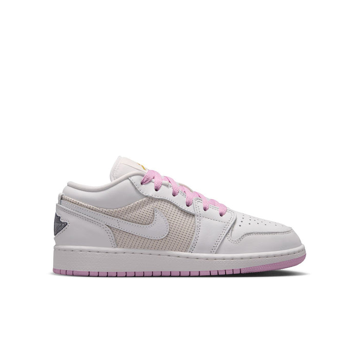 Youth low-top sneakers in white with light pink laces, Nike swoosh, and pink-striped sole