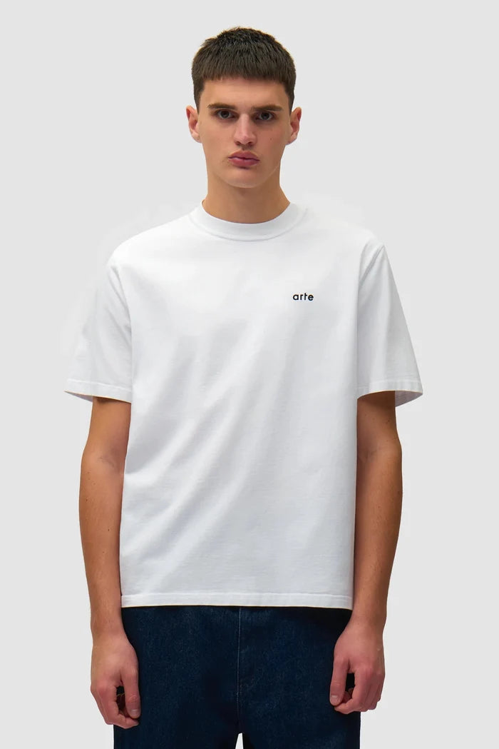 Arte Antwerp – Back Poster T-shirt White - T-shirts - SS26-099T
