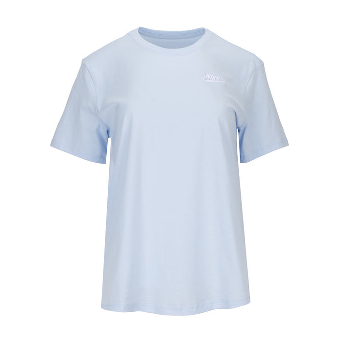 Women’s short-sleeve tee in light blue with small Nike logo at chest