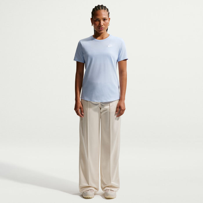 Women’s light blue short-sleeve Nike tee with crew neck and relaxed fit