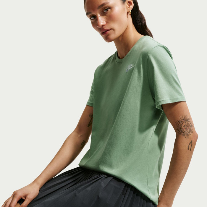 Women’s mint green crewneck T-shirt with Nike swoosh and short sleeves