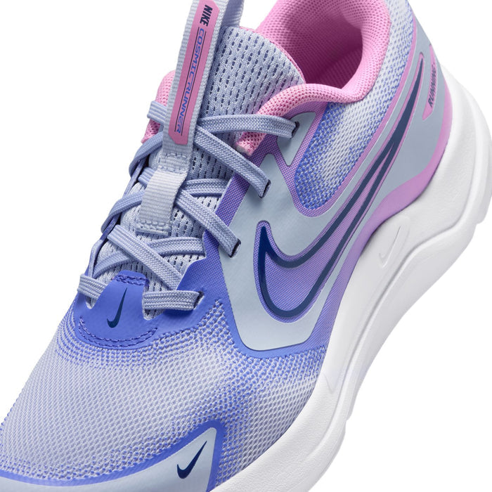 Youth running shoe close-up, light blue mesh upper with pink collar and Swoosh logo.
