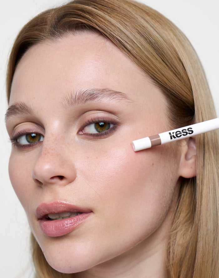 one-swipe-kajal; natural-taupe: Ria trägt One Swipe Kajal Liner in Natural Taupe