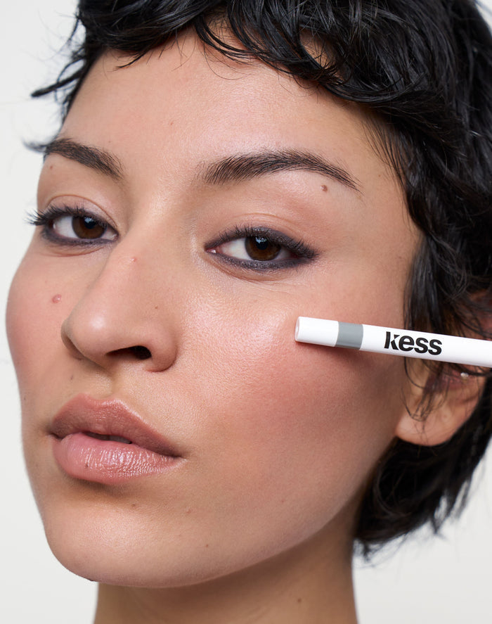 one-swipe-kajal; stone-grey: Greta trägt One Swipe Kajal Liner in Stone Grey