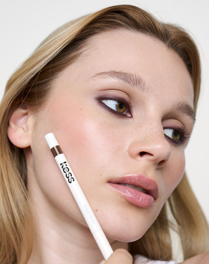 one-swipe-kajal; espresso-brown: Ria trägt One Swipe Kajal Liner in Espresso Brown
