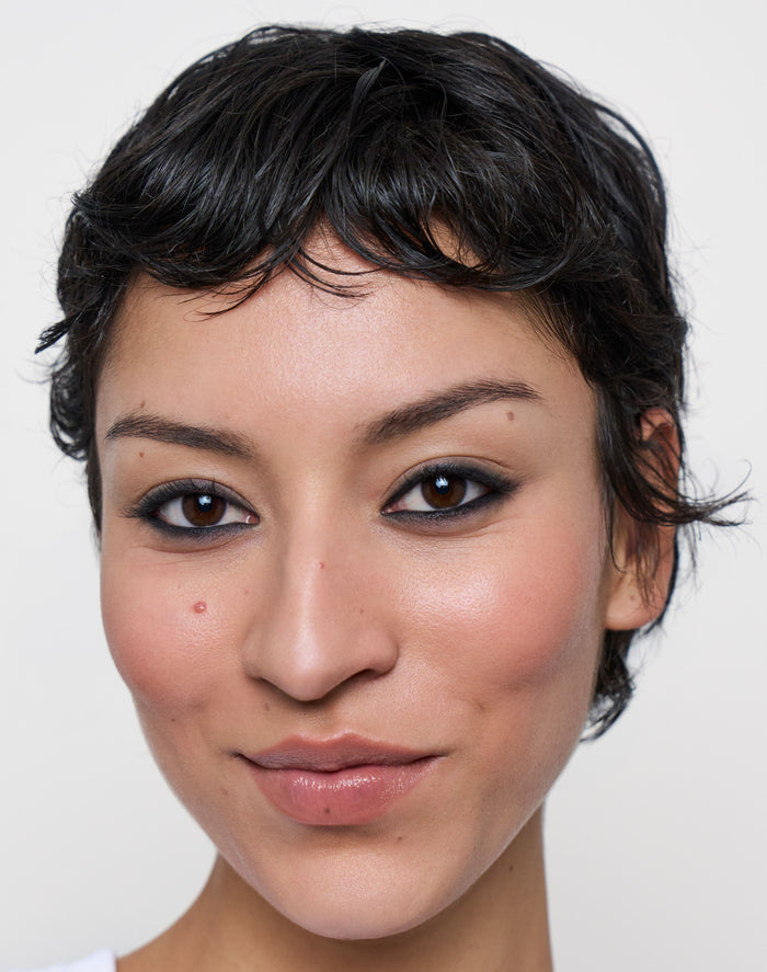 one-swipe-kajal; pitch-black: Greta trägt One Swipe Kajal Liner in Pitch Black