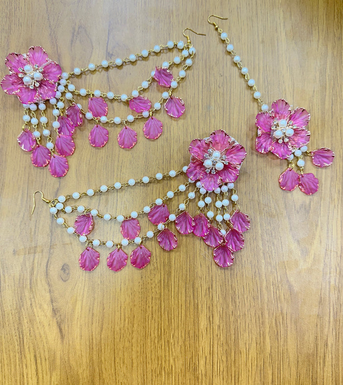 Pink floral beaded jewellery set with fuchsia flower motifs, white beads, and gold wire — includes necklace, earrings, and passa