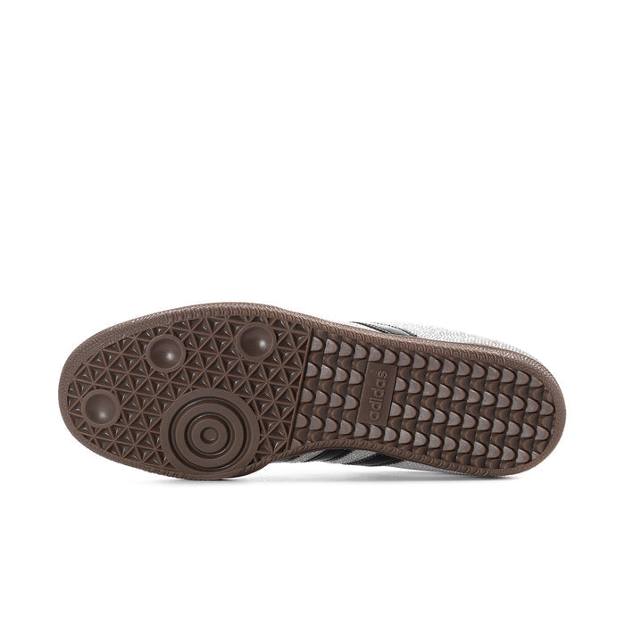 Gum rubber outsole for womens low-top sneakers with textured tread