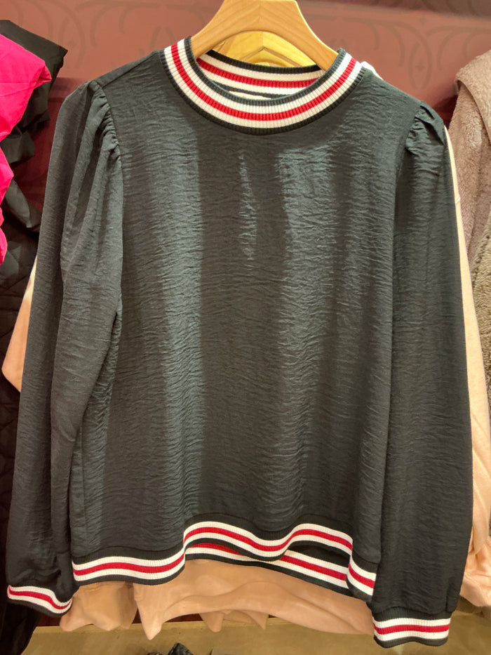 Oddi satin crew top, stylish and smooth satin fabric, close-up of the fitted crewneck and sleek design.