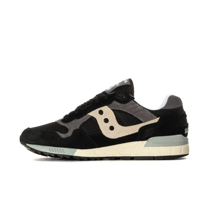 Men's Saucony Shadow 5000 lace-up sneakers, front three-quarter view, black and cream.