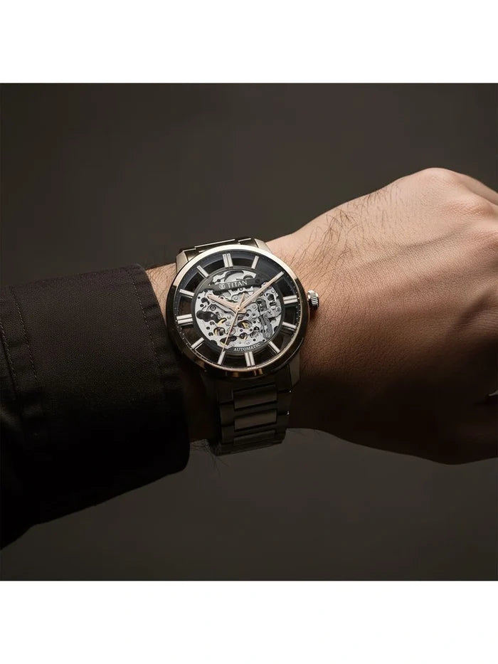 Titan Round Black Dial Analog Watch - 90220QM01