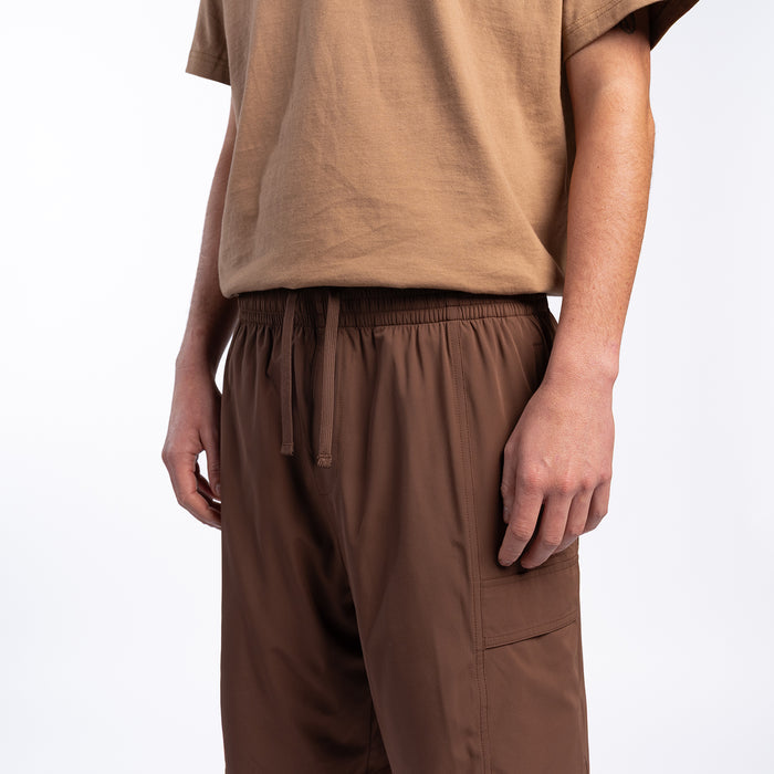 Men's chestnut cargo shorts with elastic waist and right leg cargo pocket