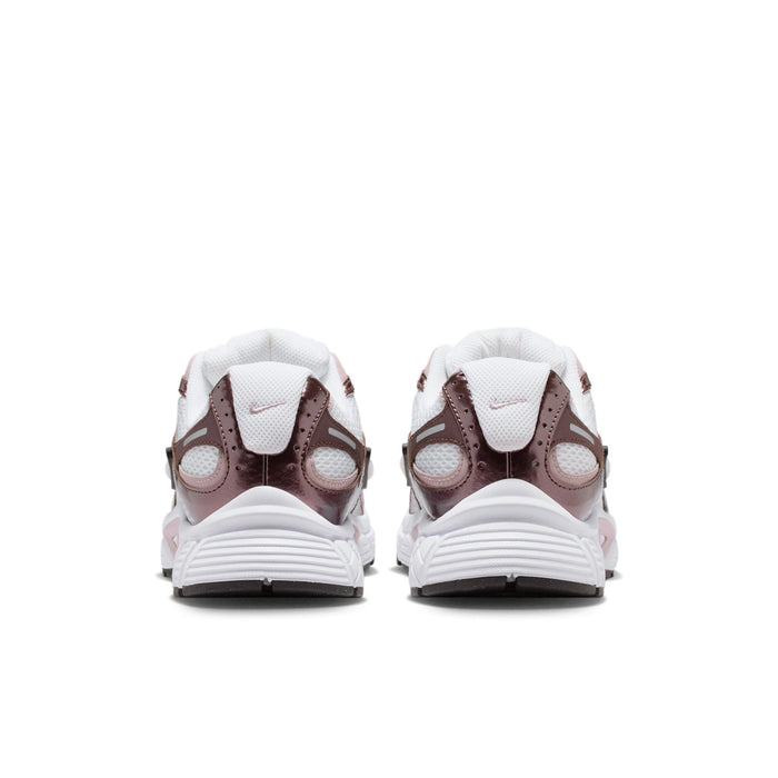 Women’s sneakers, heel view: white mesh lining with rose-brown rear and cushioned sole