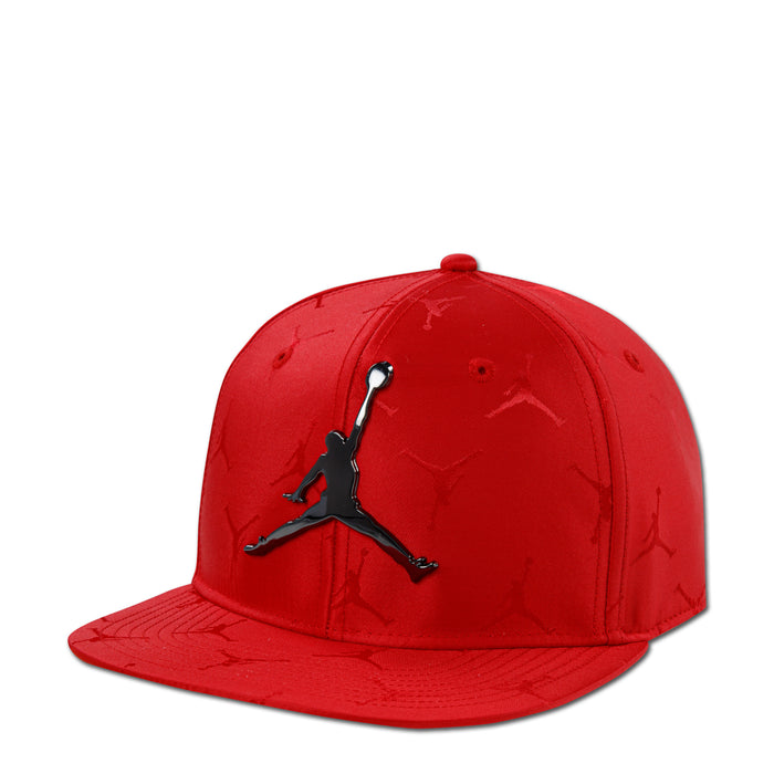 Youth snapback cap in Gym Red with embossed Jumpman jacquard pattern